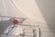 Peinture des moulures murs et plafond à la lumière rasante pour un service de qualité